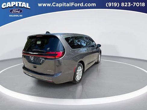 Used 2023 Chrysler Pacifica Touring-L FWD image 8