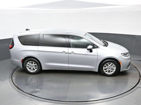 Used 2023 Chrysler Pacifica Touring-L FWD image 42