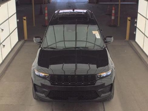 Used 2023 Jeep Grand Cherokee Altitude image 5