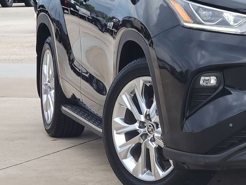 Used 2023 Toyota Highlander Limited image 11