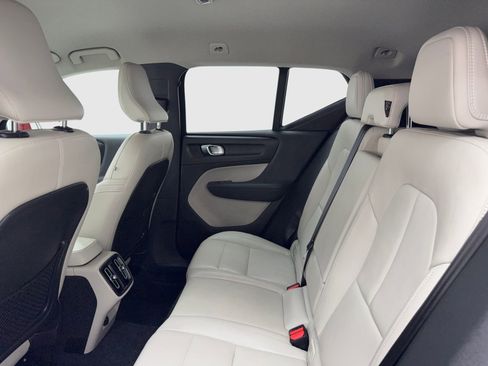 Used 2019 Volvo XC40 T4 Momentum image 39