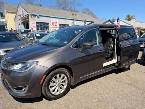 Used 2019 Chrysler Pacifica Touring-L image 25