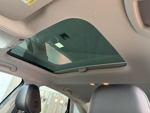 Used 2025 Volkswagen Jetta SE w/ Sunroof Package FWD image 27