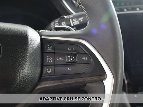 Used 2023 Jeep Grand Cherokee Limited w/ Black Appearance Package AWD/4WD image 4