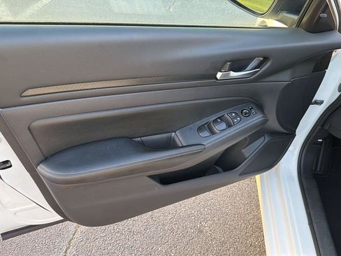 Used 2025 Nissan Altima 2.5 SV FWD image 16