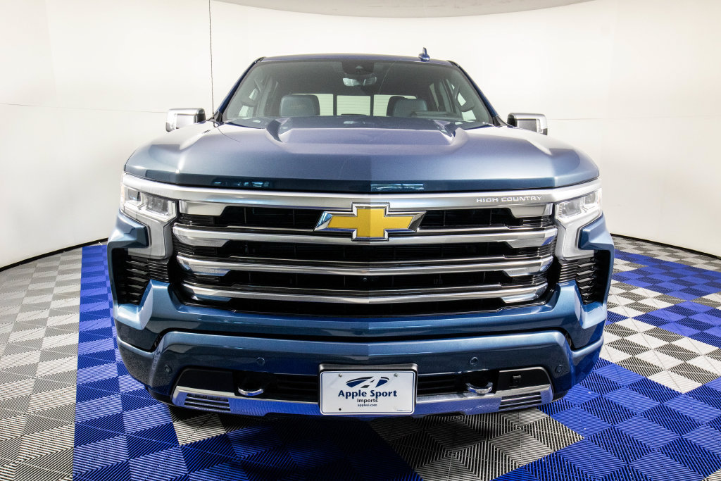 Used 2024 Chevrolet Silverado 1500 High Country w/ Technology Package AWD/4WD image 3