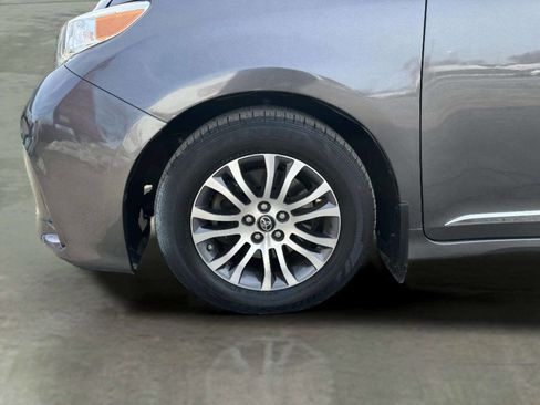 Used 2018 Toyota Sienna XLE image 26