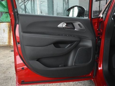 New 2026 Chrysler Pacifica Select image 12