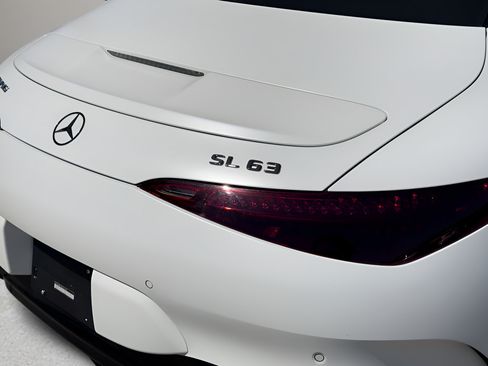 Used 2022 Mercedes-Benz SL 63 AMG 4MATIC w/ Driver Assistance Package image 31