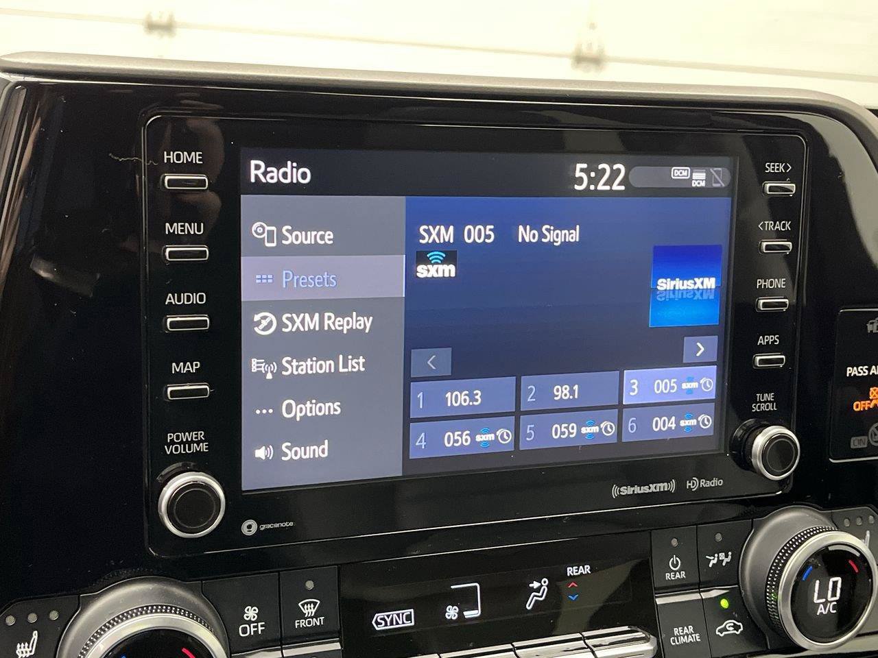 Used 2021 Toyota Highlander XLE AWD/4WD image 19