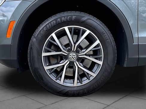 Used 2020 Volkswagen Tiguan SE w/ Panoramic Sunroof Package AWD/4WD image 11