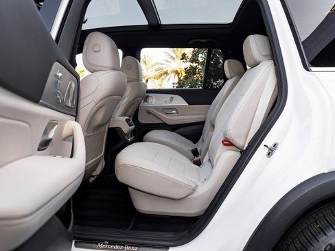 Used 2025 Mercedes-Benz GLS 450 4MATIC image 26