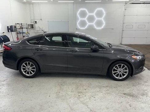 Used 2017 Ford Fusion SE w/ Fusion SE Technology Package image 4
