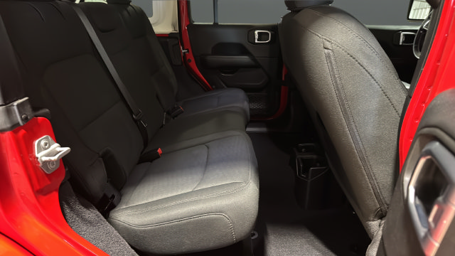 Used 2020 Jeep Wrangler Unlimited Sahara AWD/4WD image 25