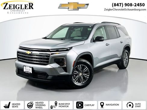 Used 2025 Chevrolet Traverse LT image 1
