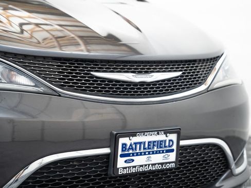 Used 2017 Chrysler Pacifica Touring-L Plus w/ Tire & Wheel Group FWD image 12
