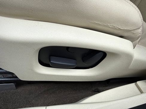 Used 2015 Lincoln MKS AWD image 24