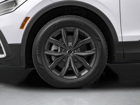 Certified 2024 Volkswagen Tiguan SE w/ Panoramic Sunroof Package FWD image 49