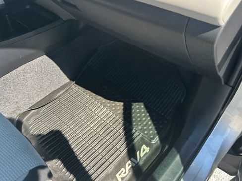 Used 2018 Toyota RAV4 XLE AWD/4WD image 35