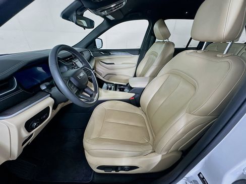 Used 2023 Jeep Grand Cherokee Limited image 13