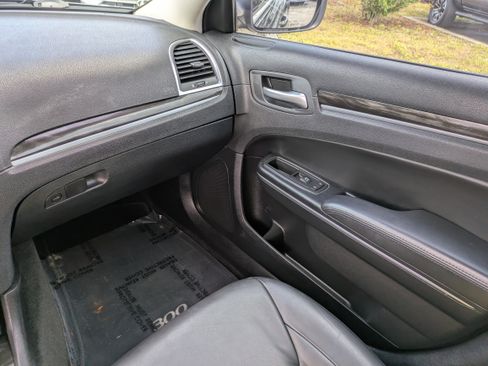 Used 2015 Chrysler 300 Limited image 17
