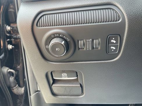 Used 2023 Jeep Wagoneer 4WD image 32