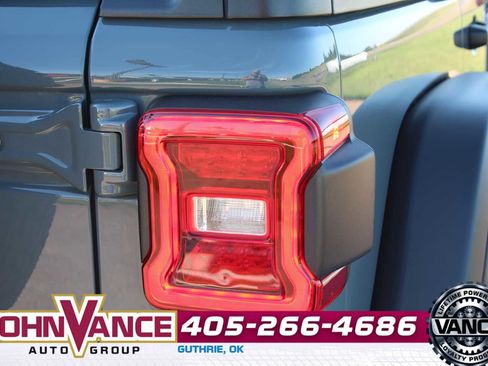 Used 2025 Jeep Wrangler Unlimited Rubicon AWD/4WD image 13