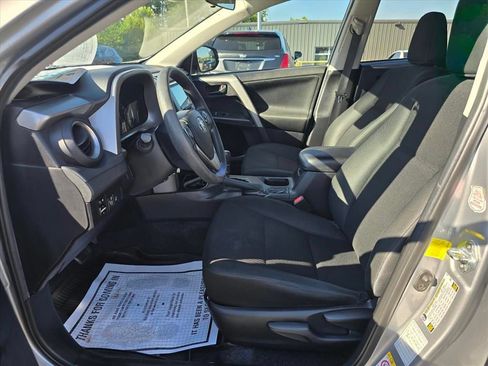 Used 2018 Toyota RAV4 LE FWD image 11