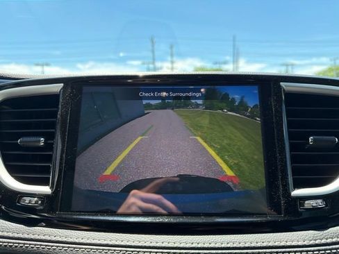 Used 2024 Chrysler Pacifica Limited FWD image 18