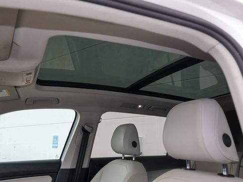 Used 2021 Volkswagen Tiguan SE w/ Panoramic Sunroof Package image 12