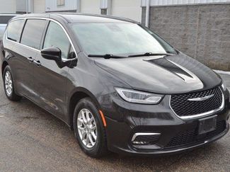 Used 2023 Chrysler Pacifica Touring-L video 2