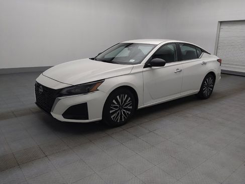 Used 2025 Nissan Altima 2.5 SV FWD image 2