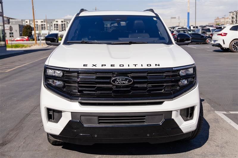 Used 2025 Ford Expedition Platinum w/ Stealth Appearance Package AWD/4WD image 3