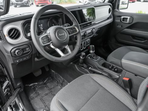 Used 2025 Jeep Wrangler Unlimited Sahara AWD/4WD image 6