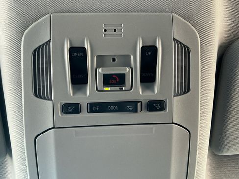 Used 2023 Toyota Highlander XLE FWD image 31
