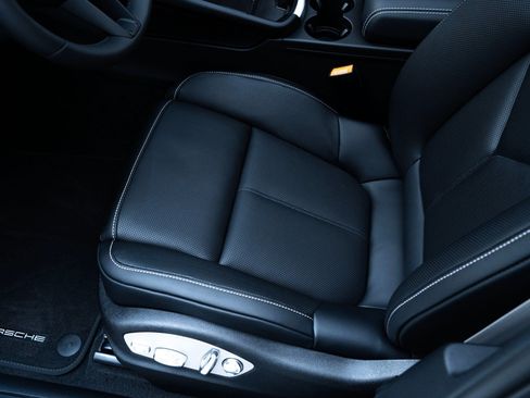 Certified 2025 Porsche Macan AWD/4WD image 16
