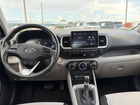 Used 2026 Hyundai Venue SEL FWD image 2