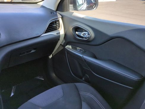 Used 2015 Jeep Cherokee Latitude w/ Comfort/Convenience Group image 16