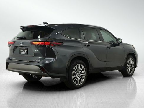 Used 2025 Toyota Highlander Platinum image 7