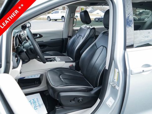Used 2024 Chrysler Pacifica Limited image 7