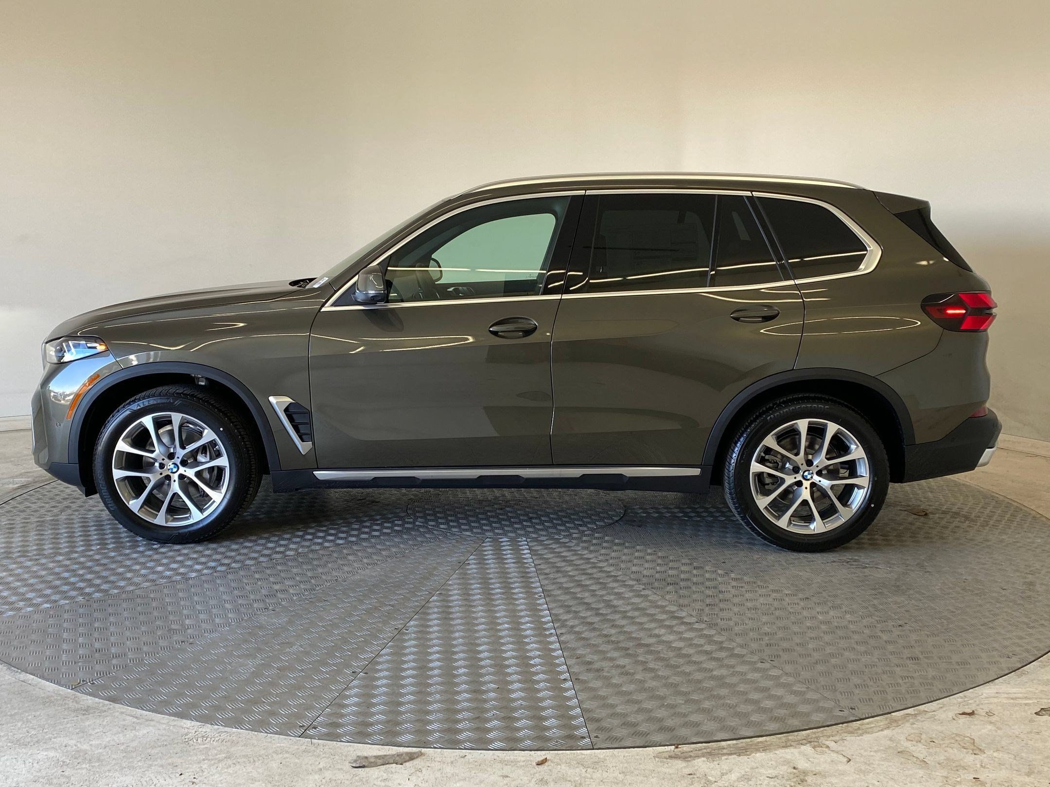 Used 2026 BMW X5 xDrive40i w/ Climate Comfort Package AWD/4WD image 2