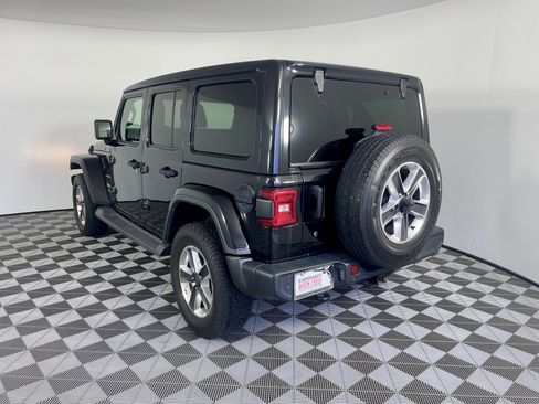 Used 2018 Jeep Wrangler Unlimited Sahara AWD/4WD image 3