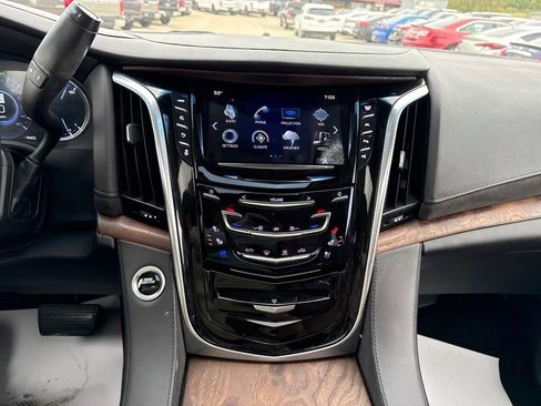 Used 2019 Cadillac Escalade Premium Luxury AWD/4WD image 8