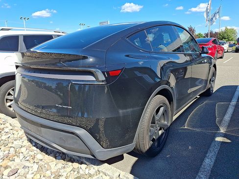 Used 2026 Tesla Model Y AWD image 4