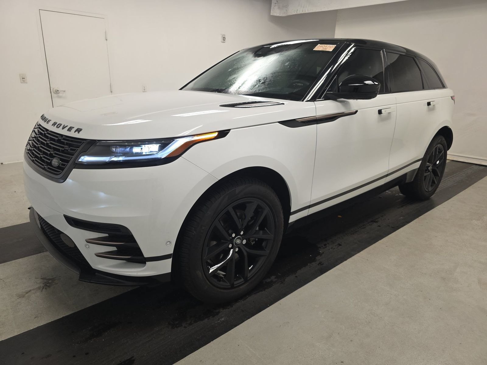Used 2025 Land Rover Range Rover Velar Dynamic SE AWD/4WD image 1