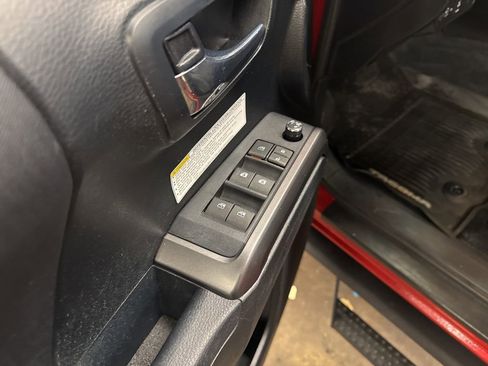 Used 2016 Toyota Tacoma TRD Off-Road image 11