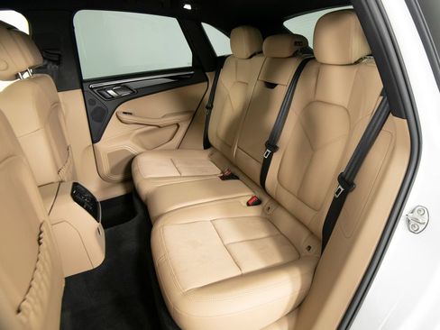 Certified 2025 Porsche Macan image 33