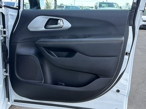 Used 2024 Chrysler Pacifica Limited FWD image 17