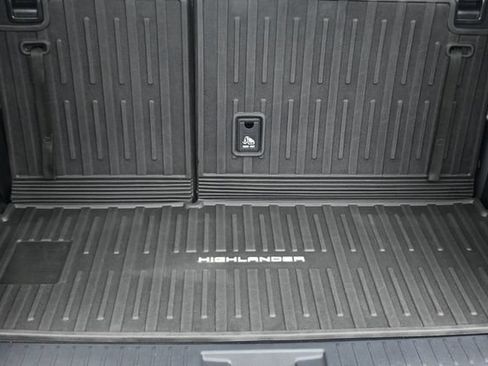 Used 2023 Toyota Highlander Platinum FWD image 22