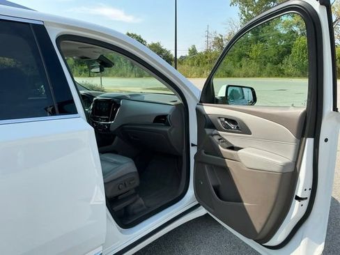 Used 2021 Chevrolet Traverse Premier FWD image 17